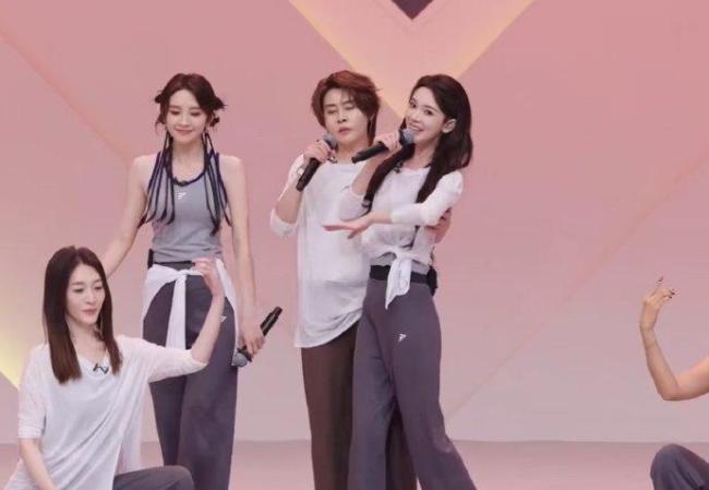 王濛团《惊鸿一面》国风舞台夯爆了 下腰动作引爆全网