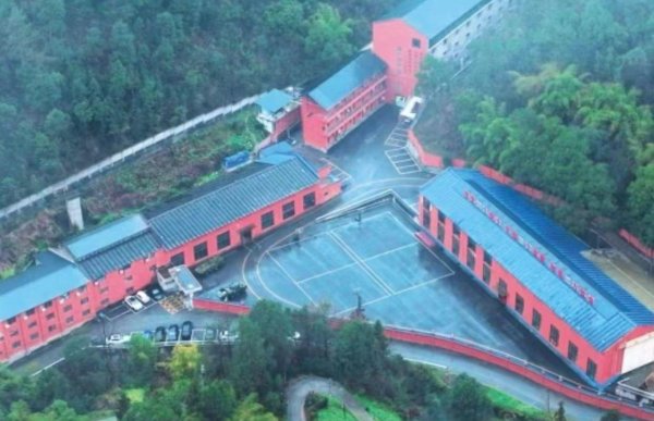 股票配资实盘 失联女友被送进重庆一“素质教育基地”，男子寻找时拍下教官殴打学员，当地多部门介入
